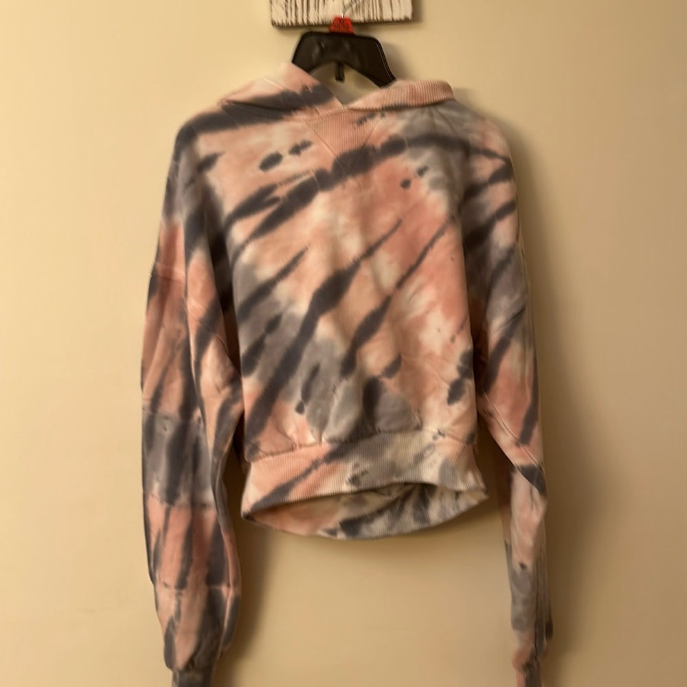 type dyed crop hoodie